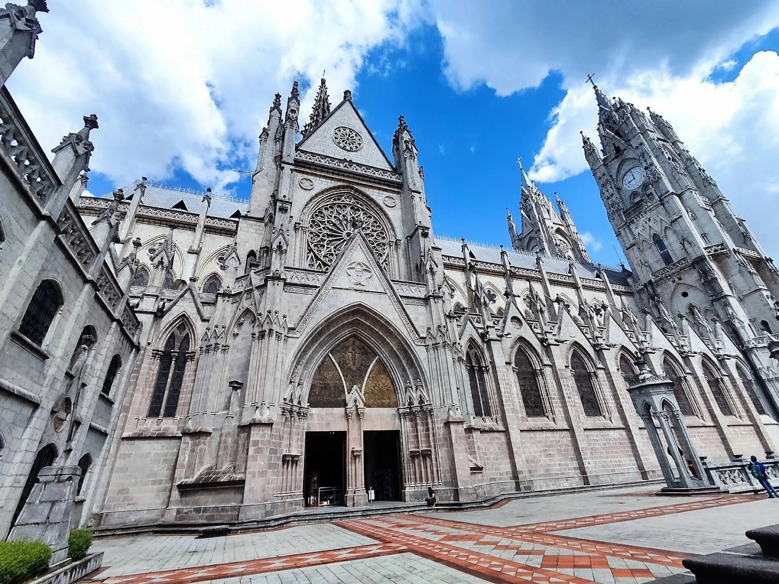 Lugares Turisticos-basilica-quito-20609